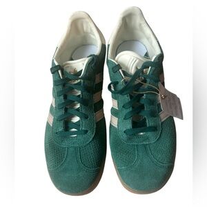 NWT. Adidas Gazelle Cellegiate Green/Beige/Gd. Gum sole. Size 9/EU 40. (Men's 7)